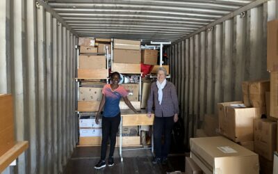 Chargement d’un container de matériel scolaire